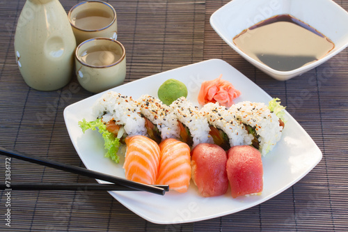 Déjeuner avec plat de sushi Poster Mural XXL