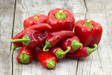 Poster - red peppers on wooden background