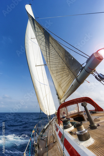 Naklejka na drzwi sail boat in the ocean