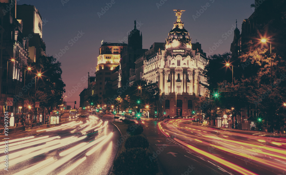 The Metropolis building at night, Madrid. - obrazy, fototapety, plakaty 