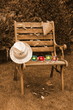 © Osterland - Bild Gartenstuhl sepia braun, Kerzen darauf farbig