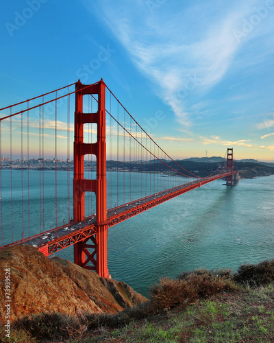 slynny-most-w-san-francisco-na-tle-blekitnego-nieba