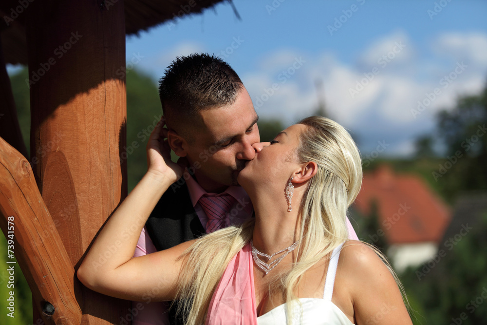 Dziewczyna i chłopak w czasie pocałunku. - obrazy, fototapety, plakaty 