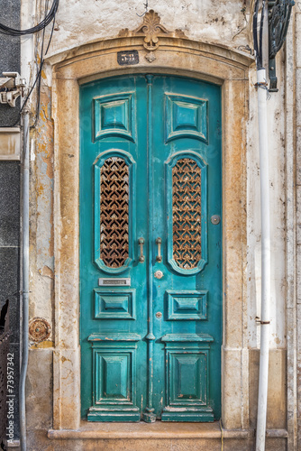 Naklejka na szybę Typical blue doorway in the old town of Olhao