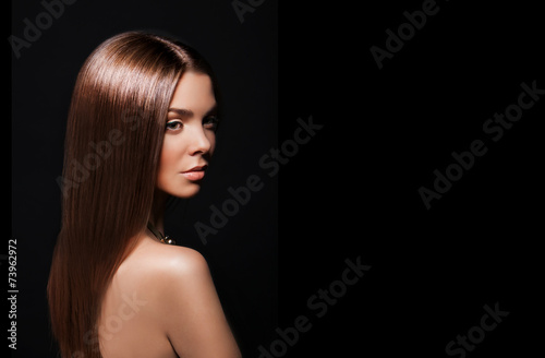Fényképezés Beauty Woman with Very Long Healthy and Shiny Smooth Brown Hair