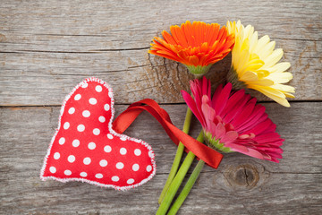 Leinwandbilder - Colorful gerbera flowers and Valentine's day heart toy