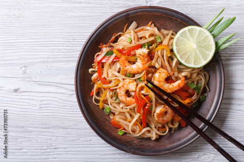 Fotografía Fideos de arroz con camarones y verduras vista superior