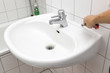 Silikon am Waschbecken entfernen - Sanierung