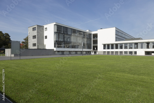 Bauhaus mit Rasenfläche Fototapeta