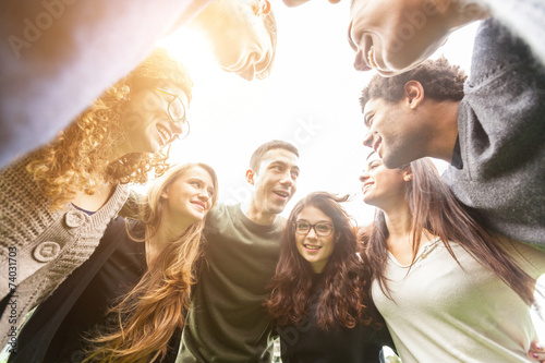Fotografía Grupo multiétnico de Amigos en un círculo