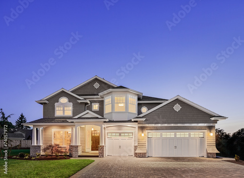 Fotografía Beautiful New Home Exterior at Twilight