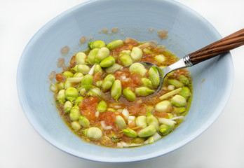 Canvas Print - Ensalada de habas con tomate,cebolla y aceite de oliva