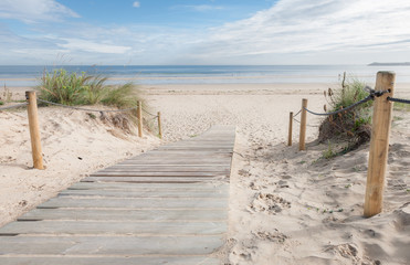 Plakat droga na piaszczystą plażę