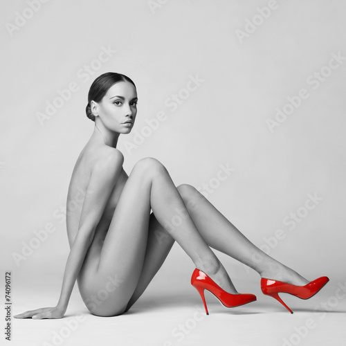 Naklejka - mata magnetyczna na lodówkę sexy nude woman in shoes