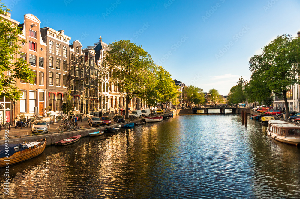 Obraz na płótnie Houses and Boats on Amsterdam Canal w salonie