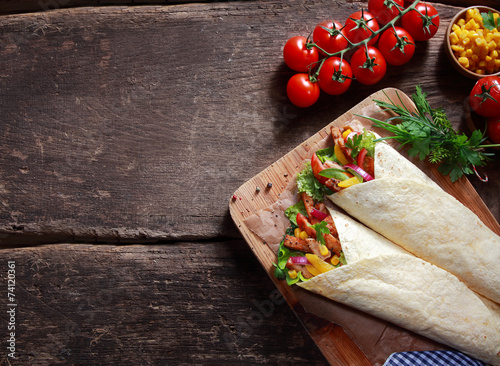 Fotomural Preparing tasty Tex-Mex tortilla wraps