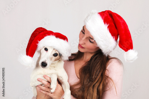 Pinturas sobre lienzo Jeune femme avec son chien en bonnet de père noël