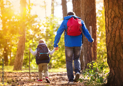 Fotografía Padre e hijo caminando en el bosque de otoño