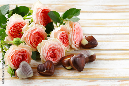 Fototapeta do kuchni chocolate candy hearts and pink roses for Valentine's day