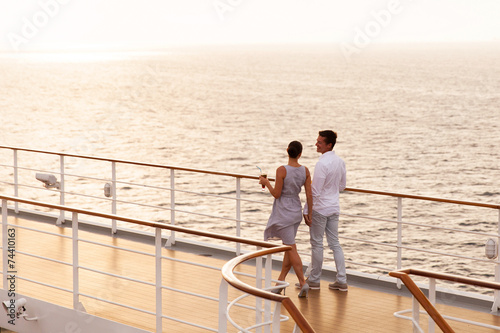 Fotografía couple walking on cruise ship deck