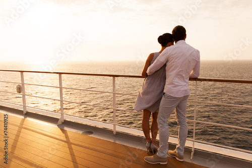 Fotografía young couple hugging at sunset on cruise ship