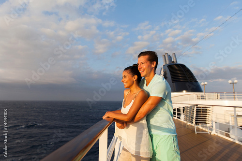 Fotomural young couple looking at sunrise on cruise ship