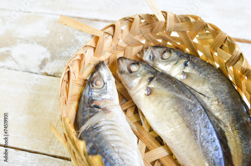 Valokuva mackerel scads (decapterus) in bamboo basket