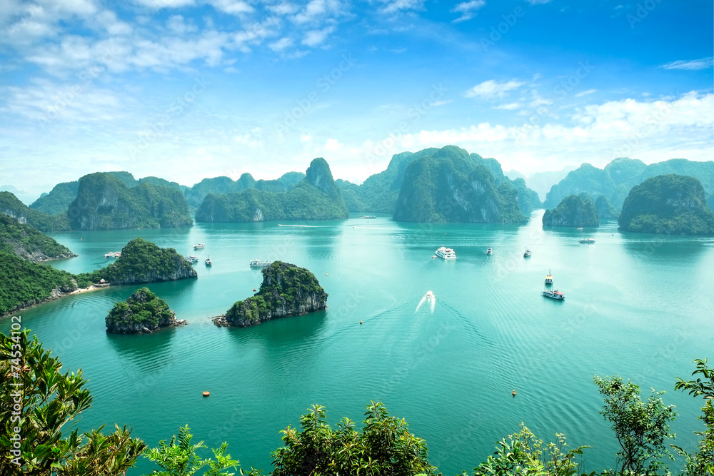 Halong Bay in Vietnam. Unesco World Heritage Site. - obrazy, fototapety, plakaty 
