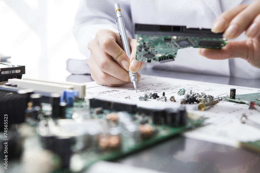 Professional woman who studies the computer