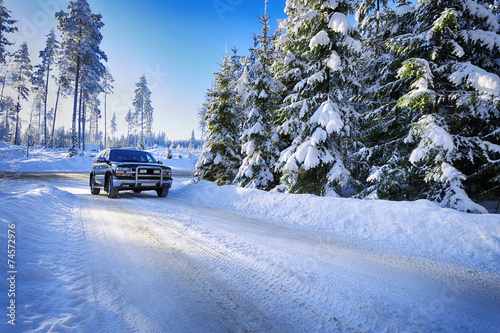 suv-car-driving-in-rough-snowy-conditions