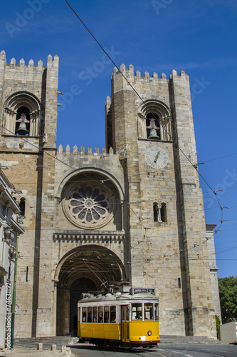 Fototapeta na wymiar Cathedral of Se, located in Lisbon, Portugal.