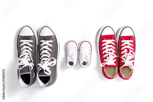 Fotografia dad mum and son sizes shoes in family love concept