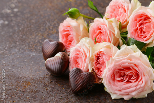 Nowoczesny obraz na płótnie chocolate candy hearts and pink roses for Valentine's day