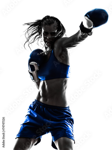 kobieta-bokser-boks-kickboxing-sylwetka-na-bialym-tle