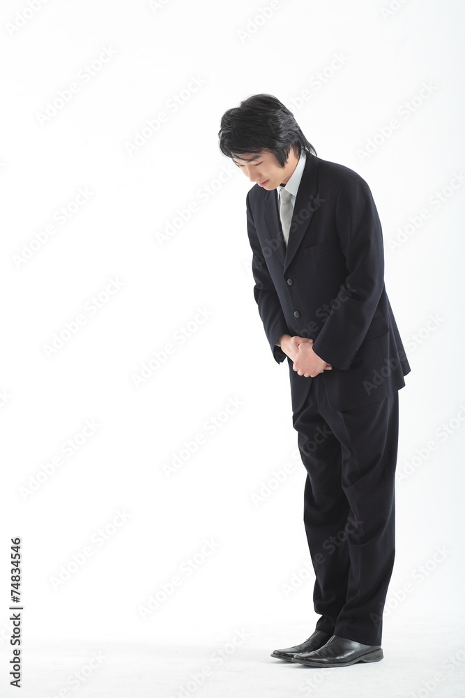고개숙여 인사하는 검은 정장을 입은 아시안 남성 Stock Photo | Adobe Stock
