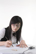 © jsco - 테이블에 앉아서 쓰고 있는 비즈니스 여성
