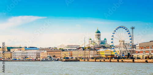 Cuadros en Lienzo Panorama Of Embankment In Helsinki At Summer Sunset Evening, Sun