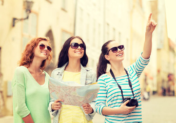 Canvas Print - smiling teenage girls with map and camera