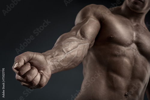 Fotomural Close-up of athletic muscular arm and torso