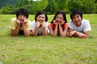 © jsco - 잔디밭에서 햇빛을 즐기는 젊은 사람들