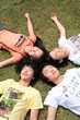 © jsco - 잔디밭에서 햇빛을 즐기는 젊은 사람들