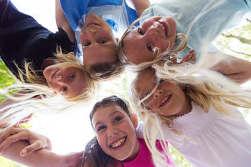 Kinder kopfüber auf dem Spielplatz