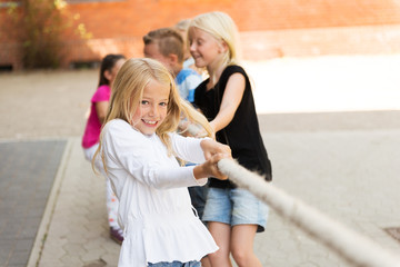 Kinder beim Tauziehen