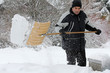 © Astrid Gast - Schneeschaufeln im Winter