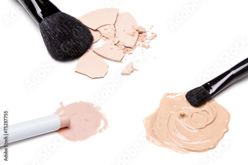 Fotografía Concealer, foundation and powder with brushes