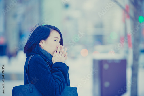 手を温める女性 Stock 写真 Adobe Stock