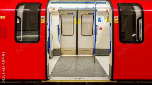  Fototapeta Londyn   widok-wnetrza-londynskiego-metra-stacji-metra