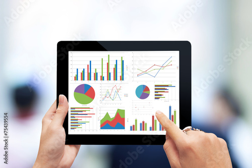 Fotografia hand holding digital tablet with analyzing graph