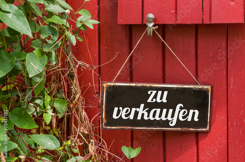 Altes Blechschild mit Aufschrift zu verkaufen kaufen Sie dieses Foto