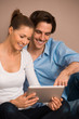 © Jonas Glaubitz - Paar mit Tablet